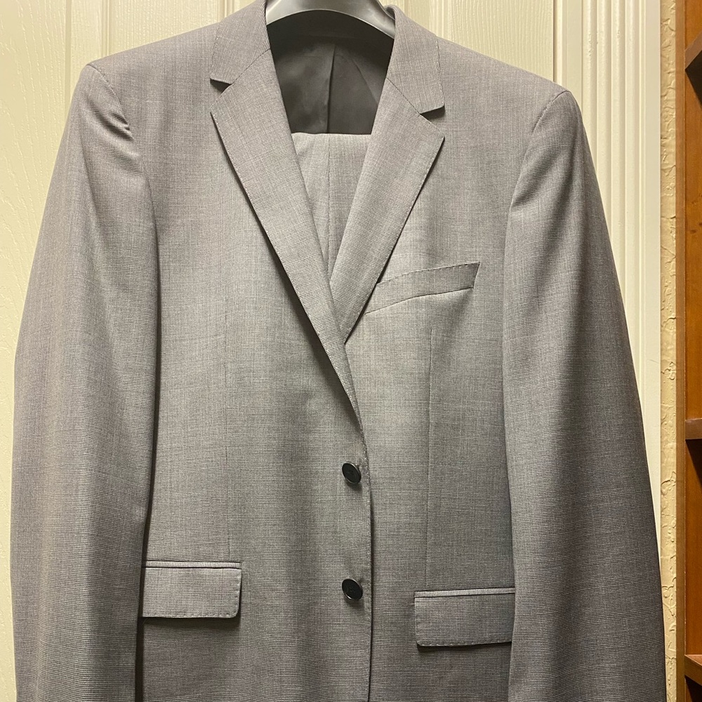 BOSS Men's Italian Virgin Wool suit 40R